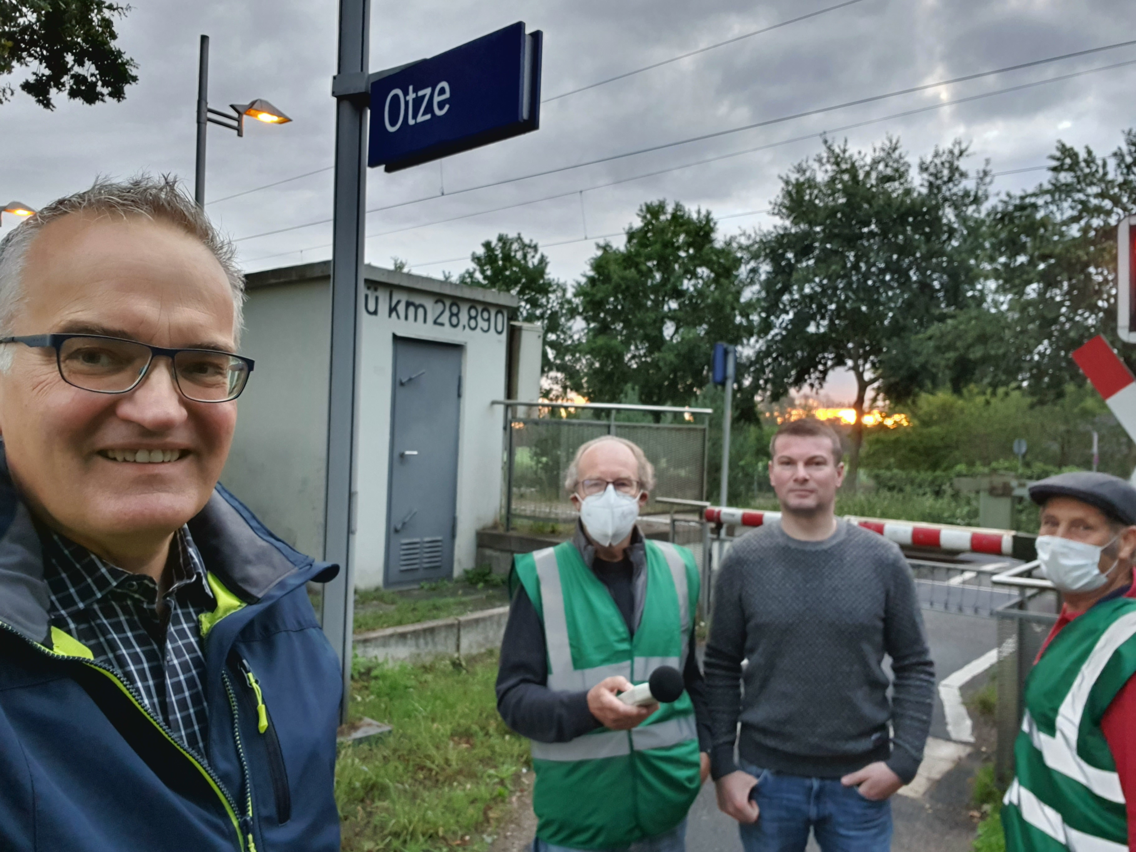 Andreas Meyer und Oliver Brandt im Gesprch mit Mitgliedern der Otzer Brgerinitiative BIOS