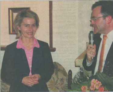 Fr die wohlgemeinten Wahlkampfratschlge gab es von Mirco Zschoch (re.) einen prallen Blumenstrau fr Ursula von der Leyen (Li.).