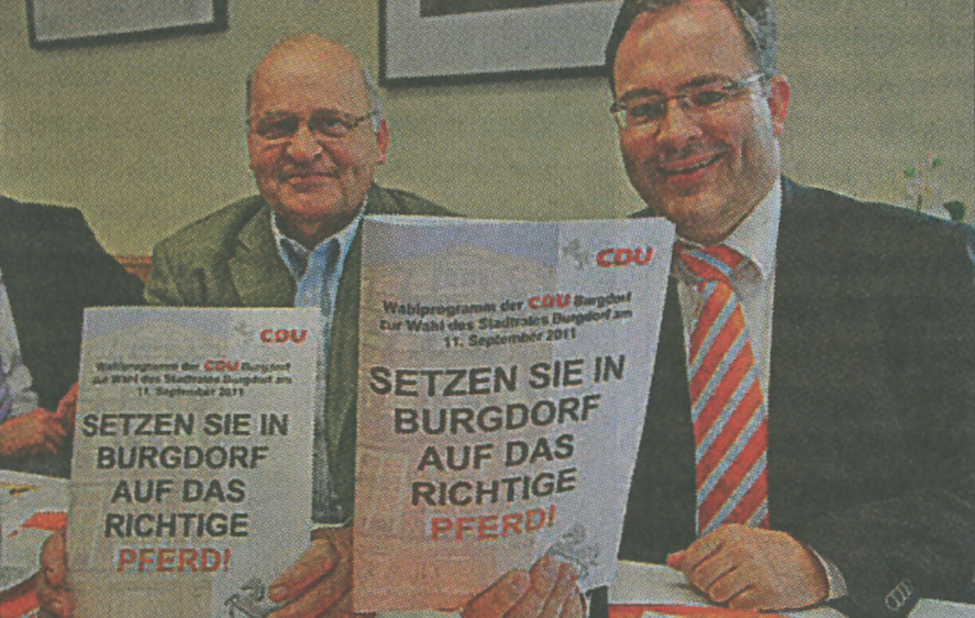 Parteichef Barthold Pla (links) und Brgermeisterkandidat Mirco Zschoch zeigen die Broschre mit dem Wahlprogramm der CDU.